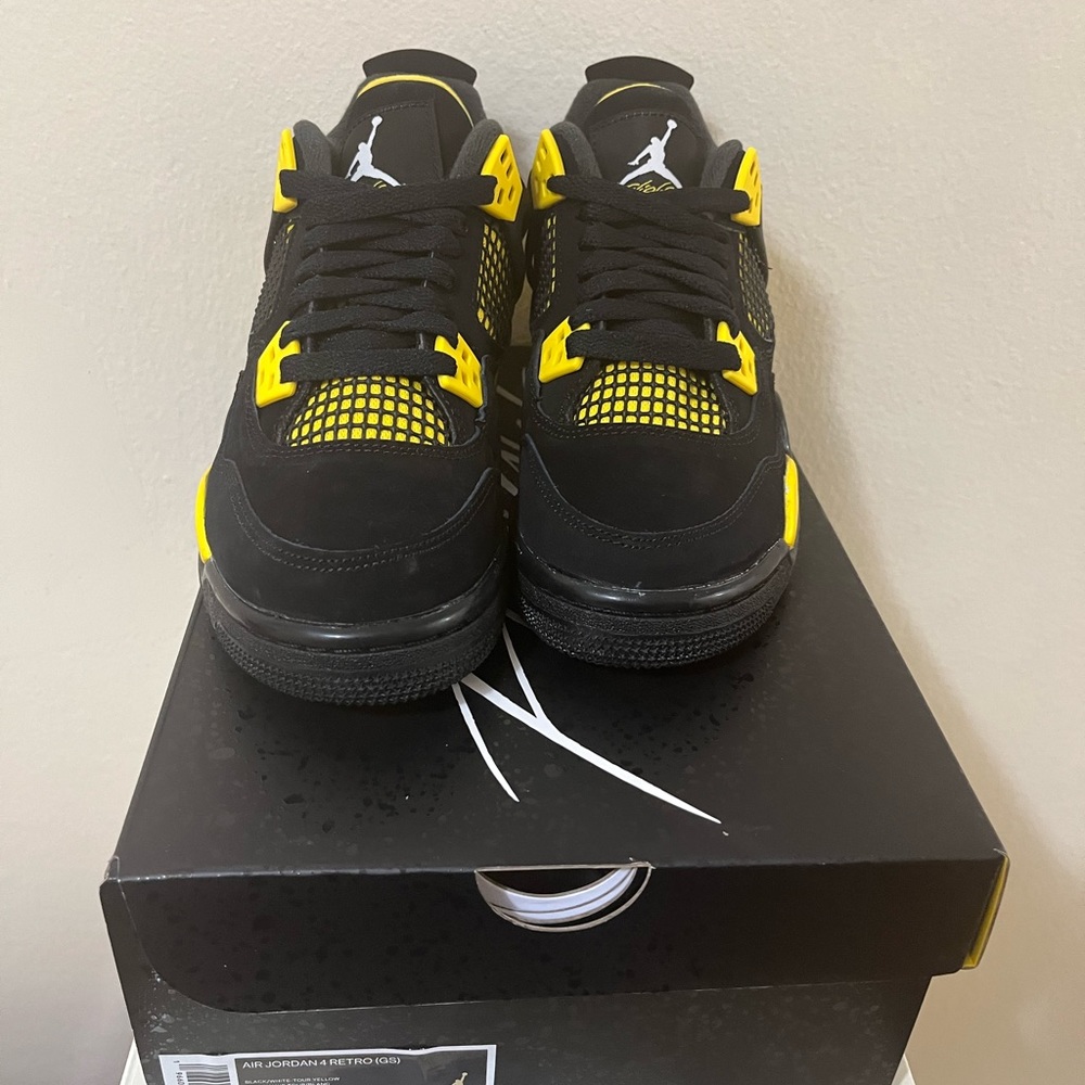 Jordan 4 Thunder - Picture 5 of 8